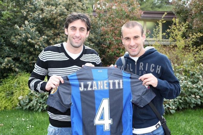 Diego Milito e Rodrigo Palacio alla Pinetina incoraggiano Javier Zanetti nel giorno della sua operazione. Inter.it